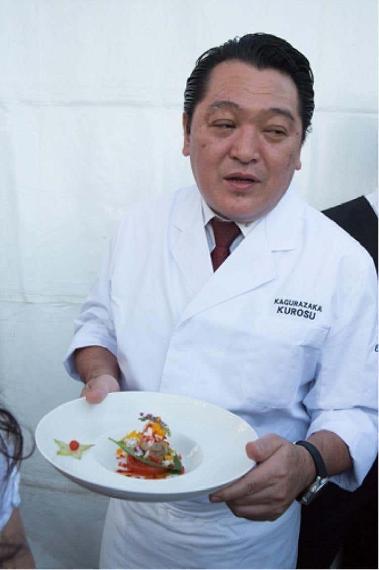 Lo Chef giapponese Hiroyuki Kurosu con la sua creazione prima di salire sul palco della giuria